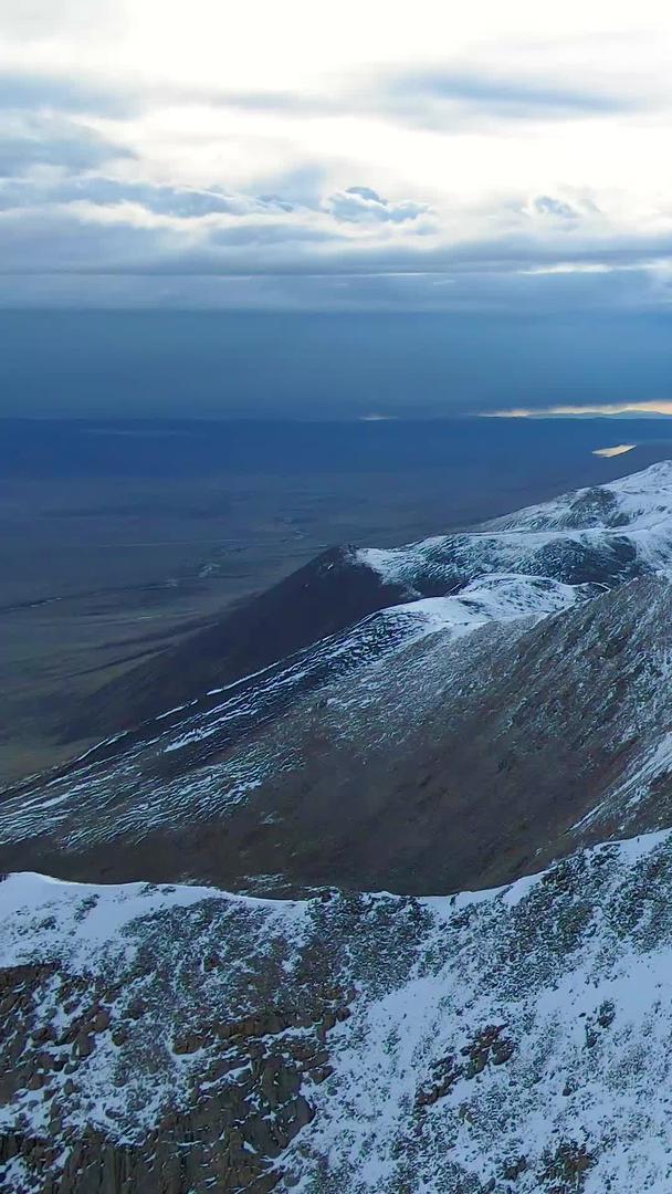 航拍震撼雪山之巅山顶视频的预览图