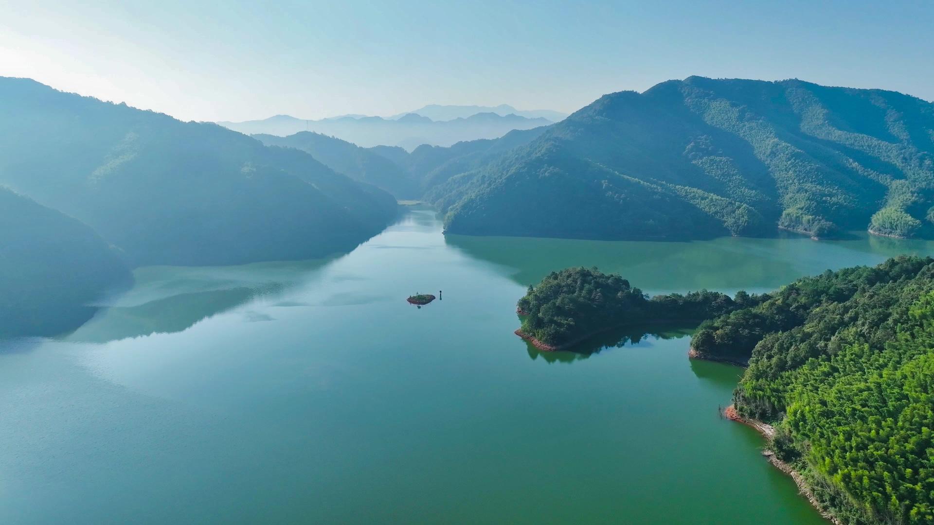 4K航拍皖南川藏线青龙湖风景区山河风景视频的预览图