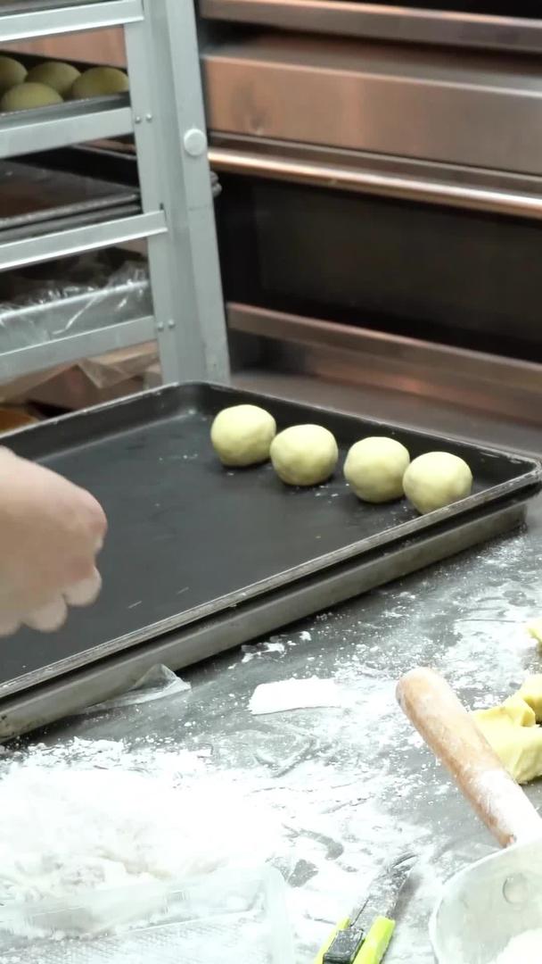 蛋黄糕制作工艺包馅料料视频的预览图