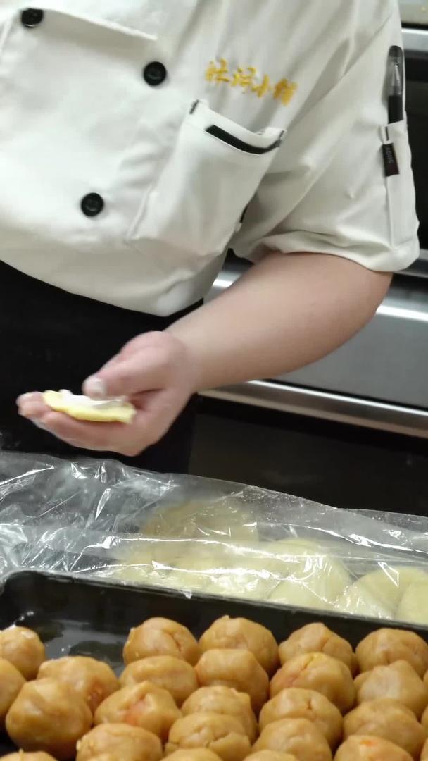 蛋黄糕制作工艺包馅料料视频的预览图