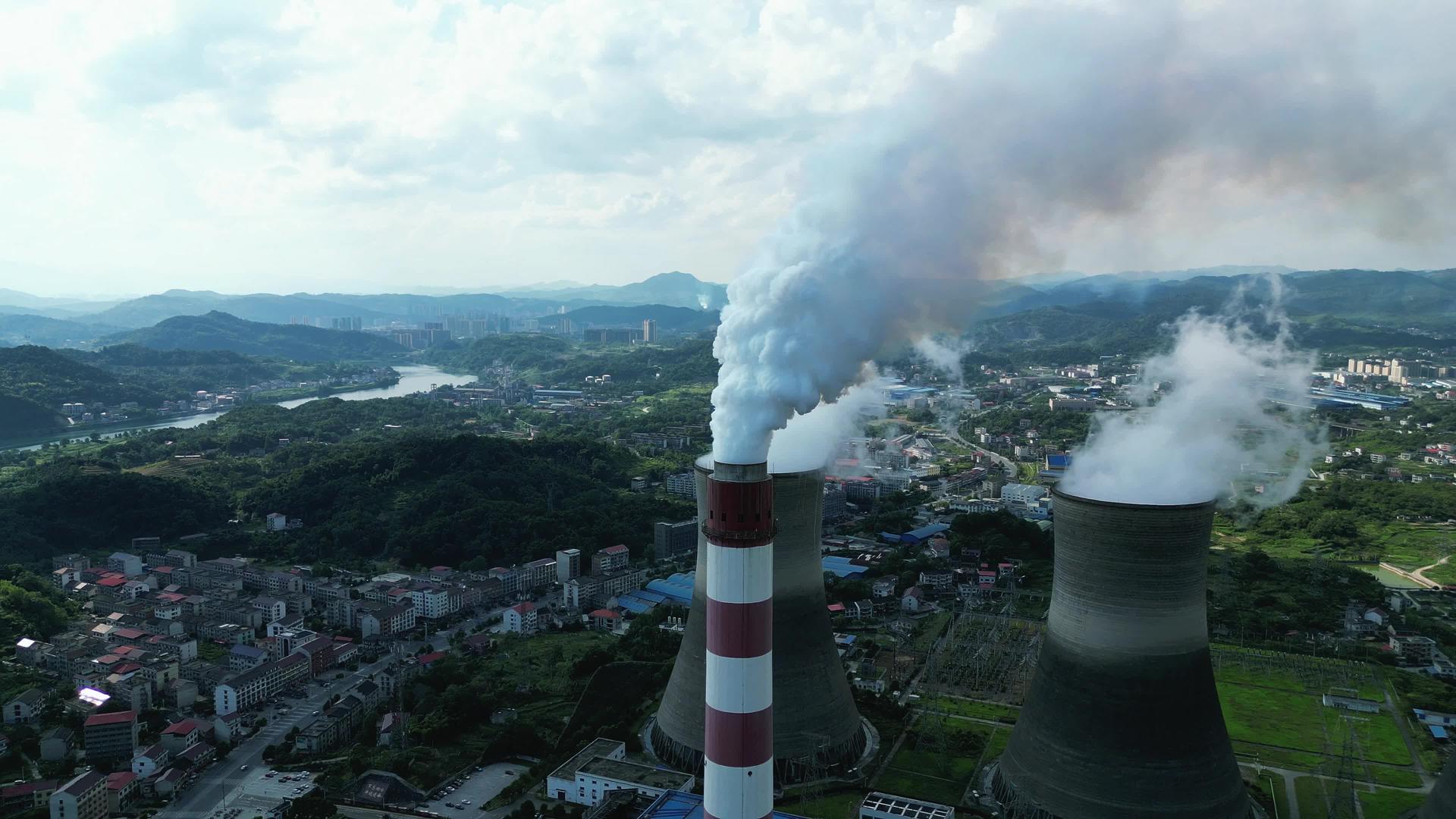 工业生产滚滚浓烟排放航拍视频的预览图