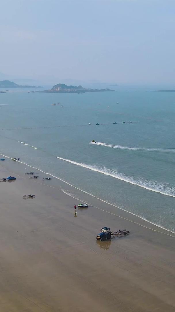 海岸航拍海岸线海浪拍打沙滩视频的预览图