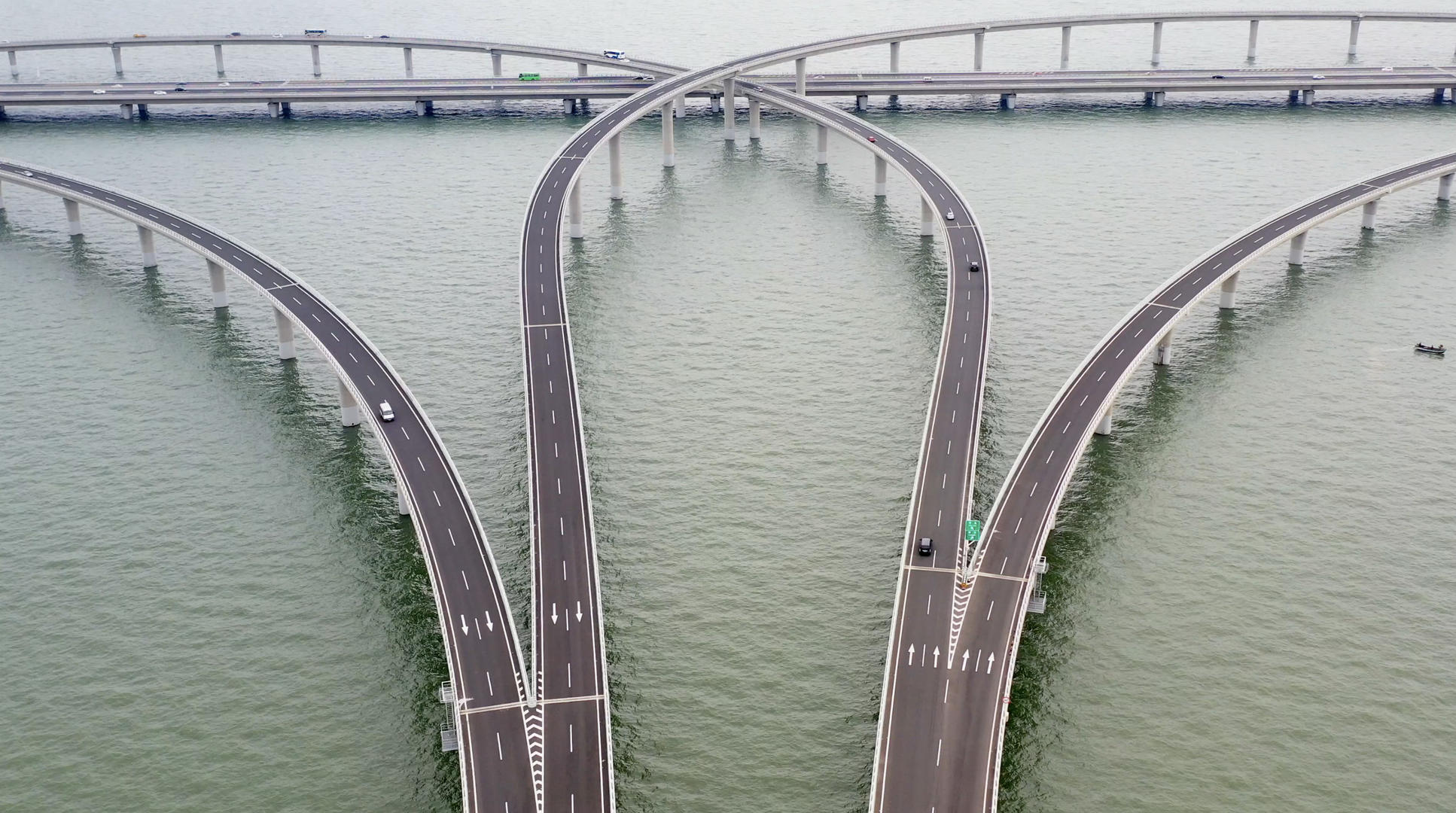 海上的大桥青岛胶州湾大桥航拍4K视频视频的预览图