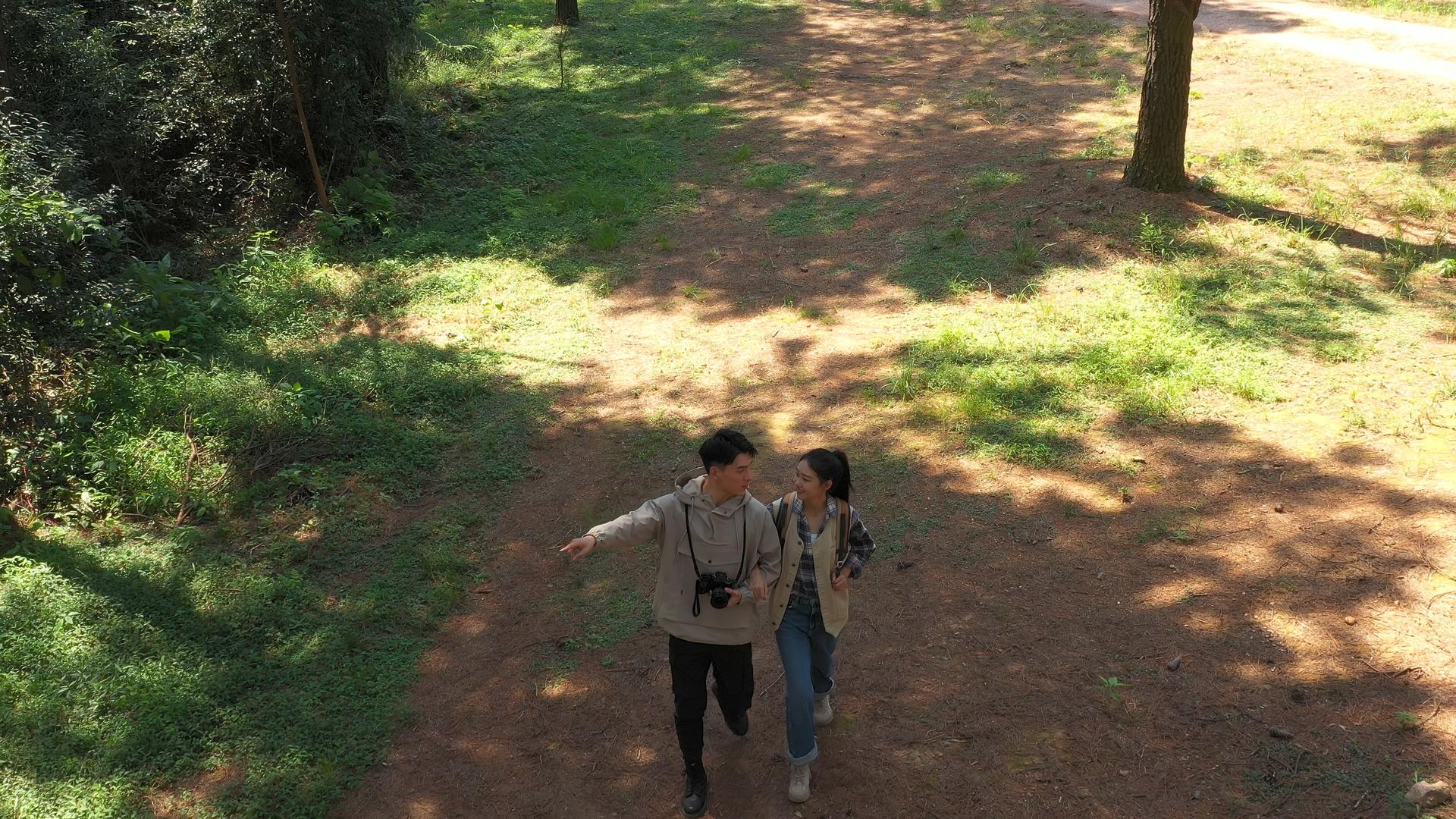 年轻情侣结伴户外旅行徒步视频的预览图