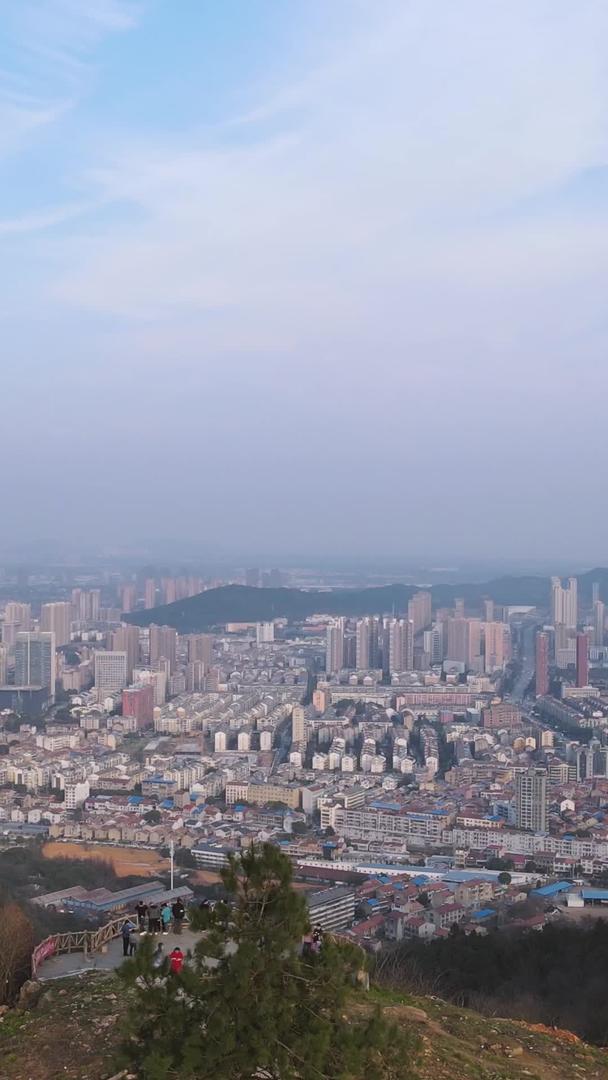 航拍无人机飞过山顶观景台人群飞向城市素材视频的预览图