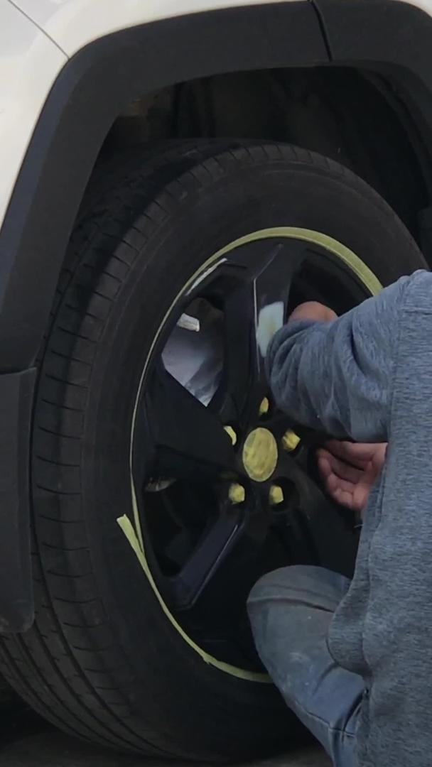 车辆维修站更换轮胎的师傅材料视频的预览图