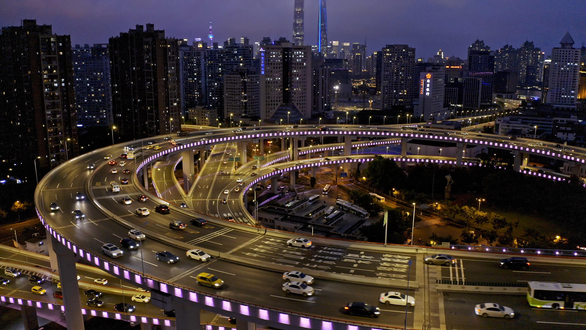 南浦大桥夜景航拍视频的预览图