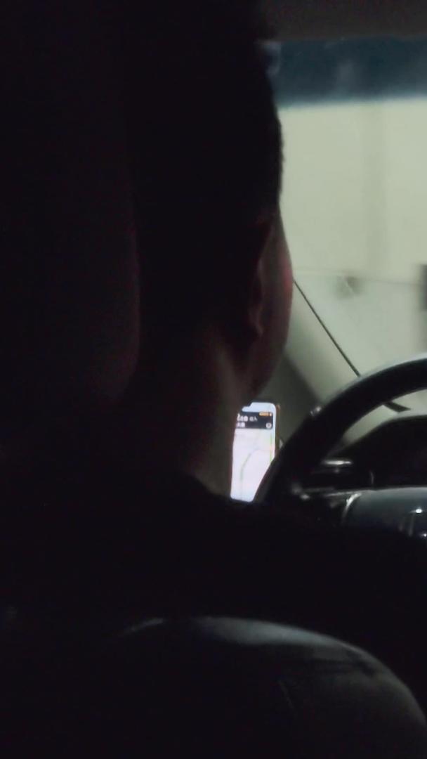 从城市交通道路车辆的第一视角驾驶汽车的驾驶员和前排乘客素材视频的预览图