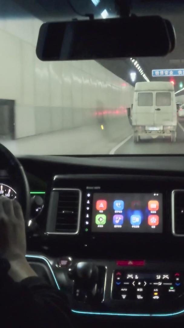 从城市交通道路车辆的第一视角驾驶汽车的驾驶员和前排乘客素材视频的预览图