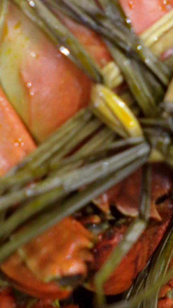 微距镜头餐饮美食蒸熟的螃蟹素材视频的预览图
