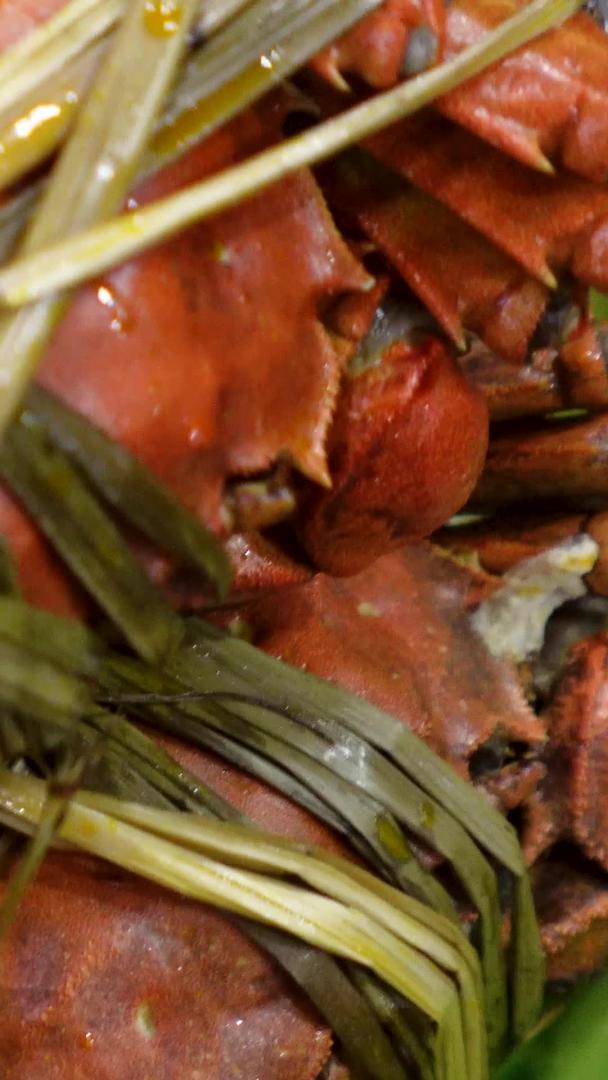 微距镜头餐饮美食蒸熟的螃蟹素材视频的预览图