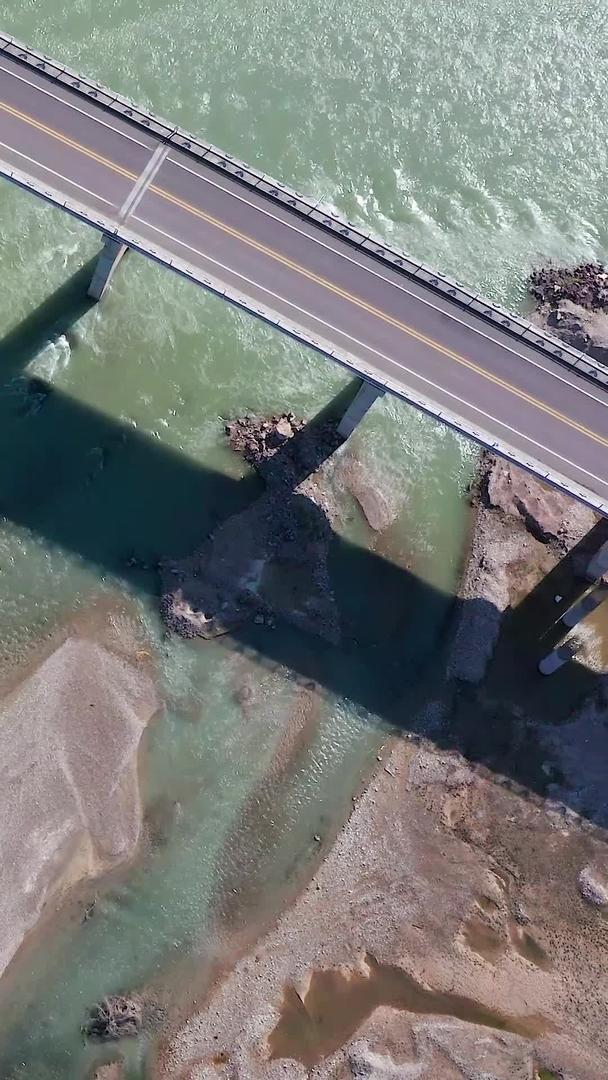 三条航拍新疆河流公路桥梁合集视频的预览图