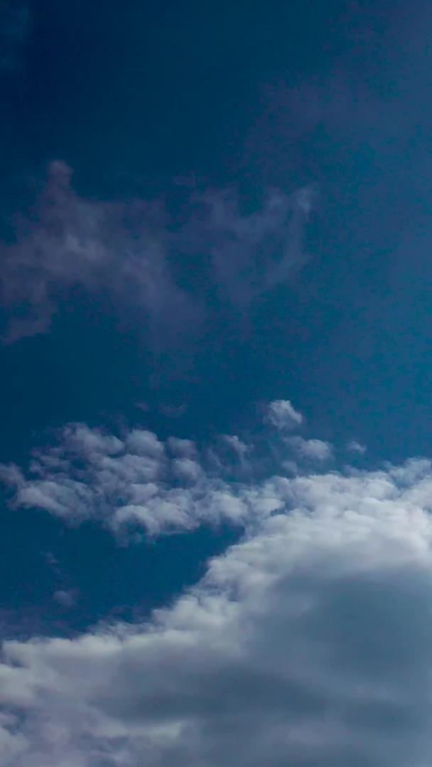 航拍蓝天白云太阳高清素材视频的预览图