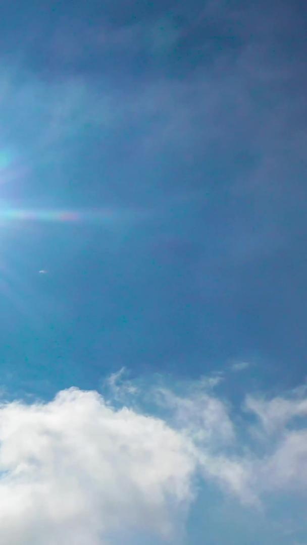 航拍蓝天白云太阳高清素材视频的预览图