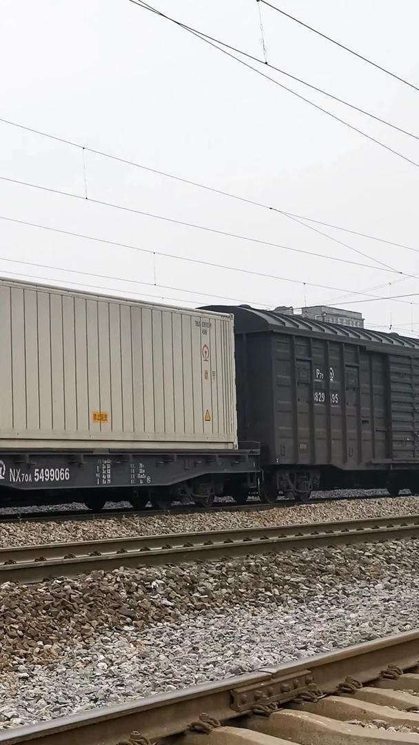 实拍式货运列车行驶视频的预览图