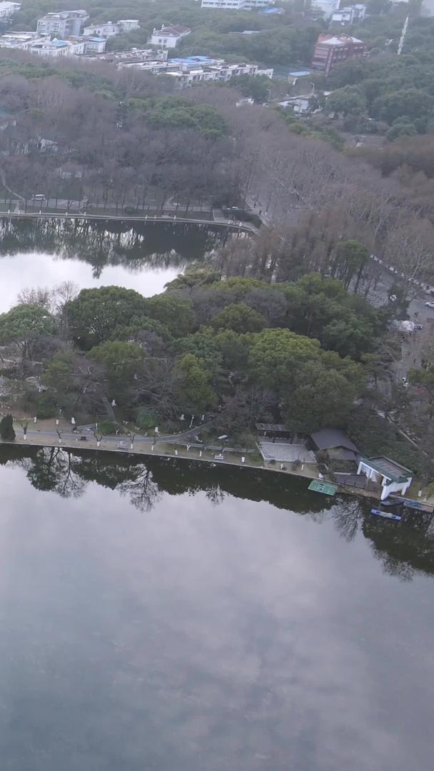 航拍城市自然景区水天一色风光素材视频的预览图