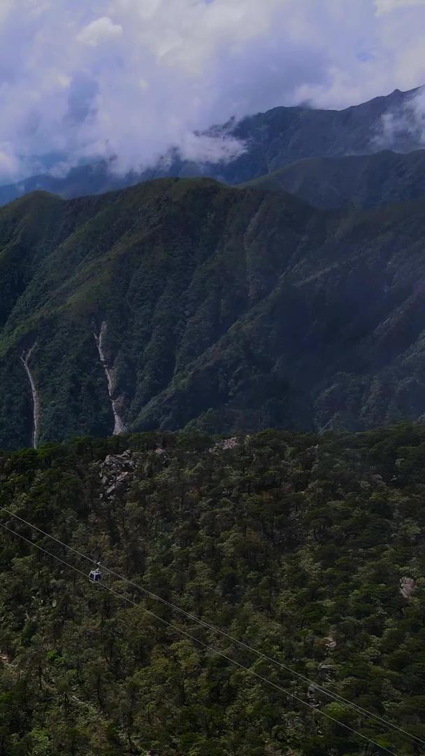 夏日蓝天白云高山峡谷索道航拍视频的预览图