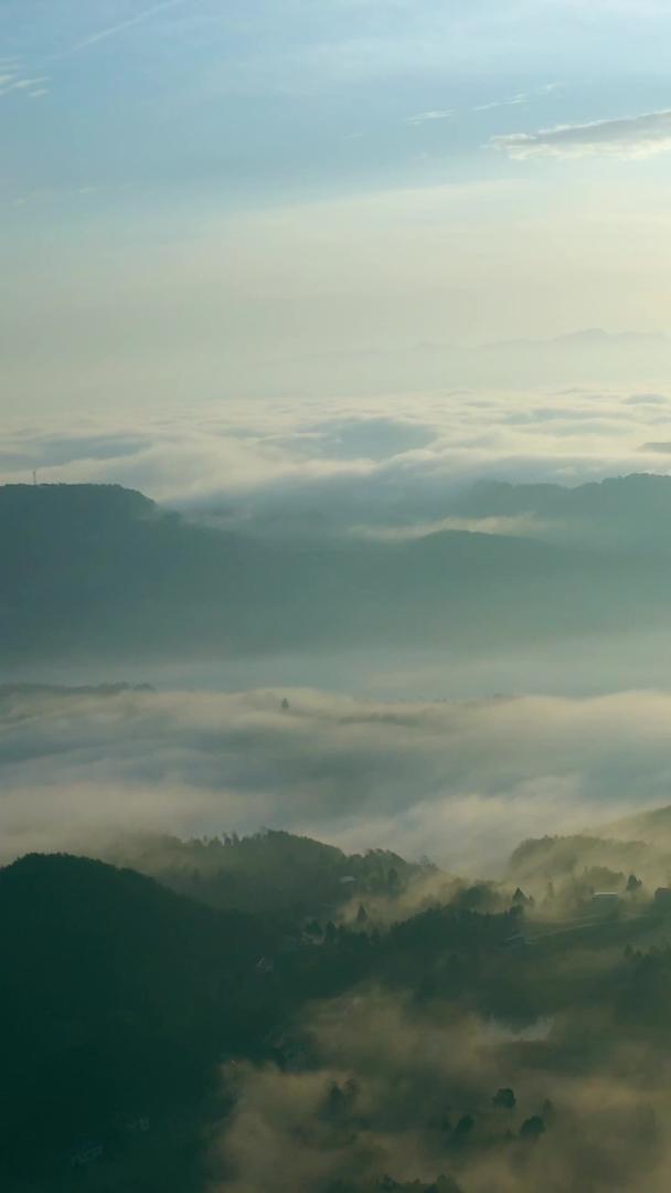 航拍清晨大山日出云海视频素材视频的预览图