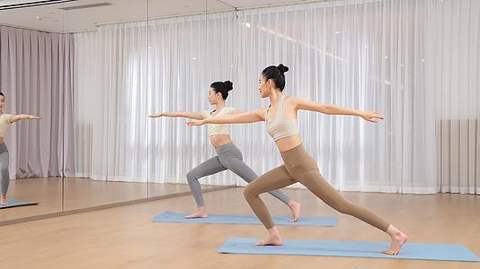 两位美女练习瑜伽动作视频的预览图