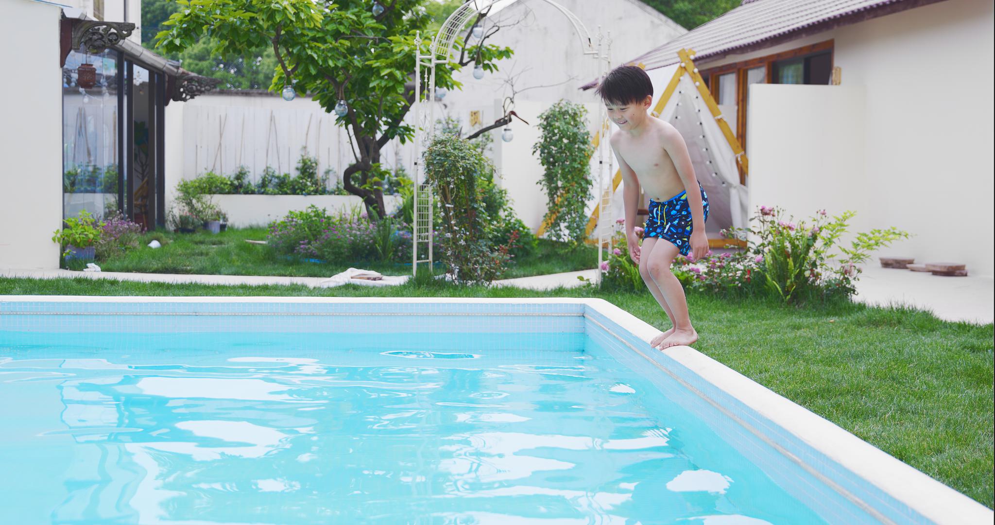 8K调皮可爱小男孩跳进泳池里视频的预览图