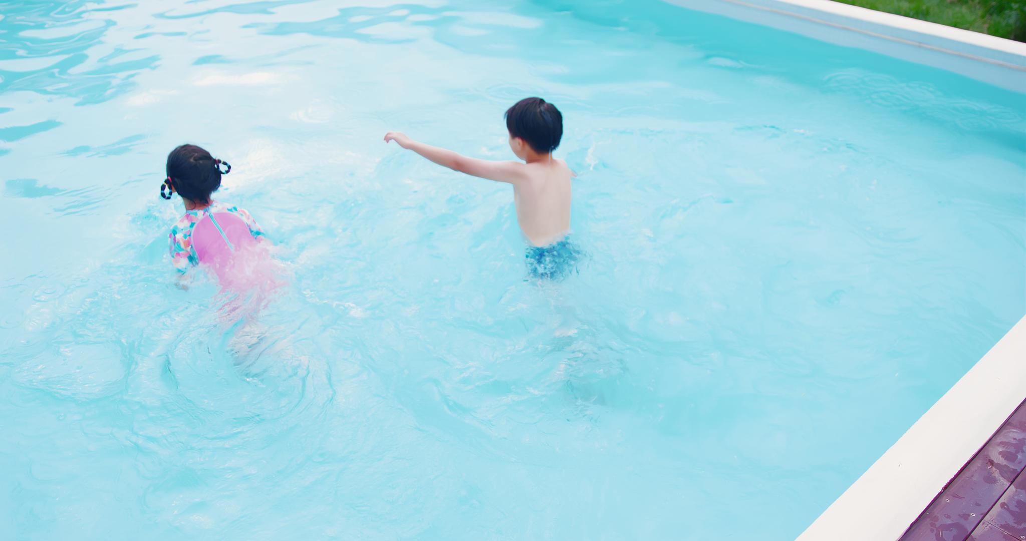 8K调皮可爱小朋友跳进泳池视频的预览图