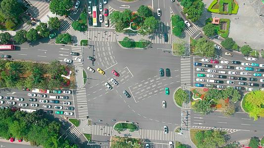 繁忙城市十字路口道路交通视频的预览图