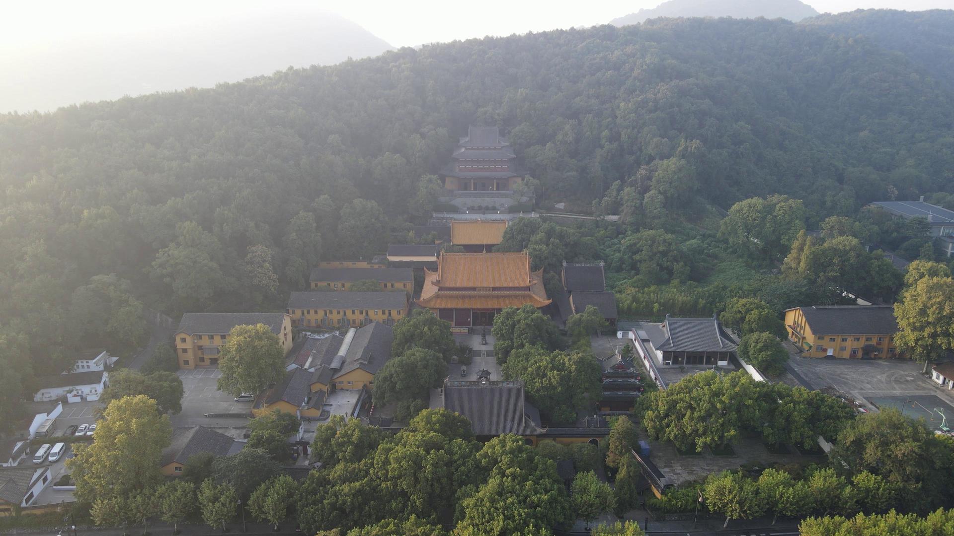 4K航拍杭州西湖十景净寺视频的预览图