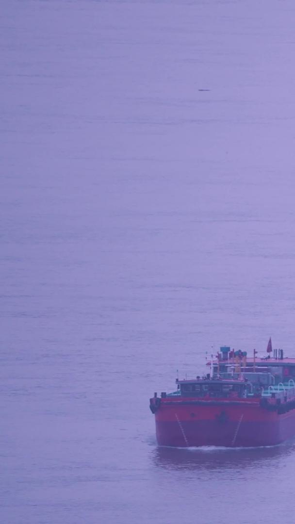 慢动作升格拍摄长江边港码头物流货轮素材视频的预览图