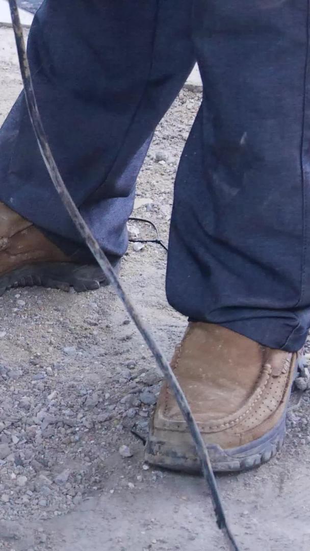 电钻工人操作钻水泥地地视频的预览图