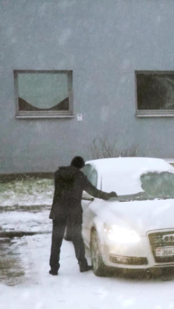 寒冷的冬雨雪天气清晨出行汽车除雪视频的预览图