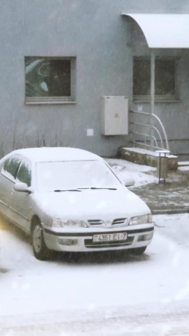 寒冷的冬雨雪天气清晨出行汽车除雪视频的预览图