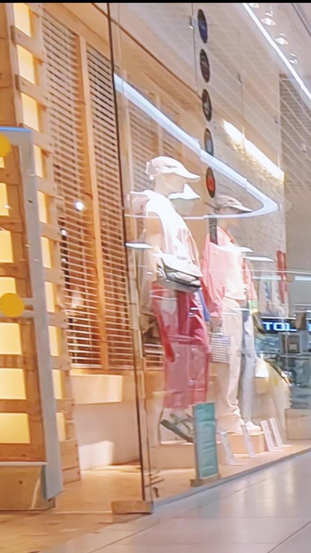 周末商场带着购物袋购物的人视频的预览图