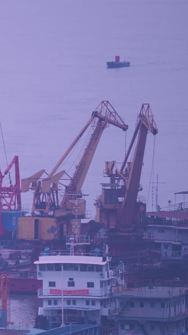 慢动作升格拍摄长江边港码头物流货轮素材视频的预览图