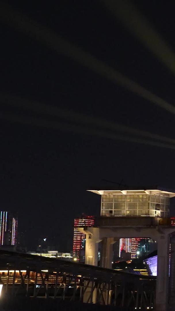 航拍城市夜景地标建筑天际线高楼灯光秀表演材料视频的预览图