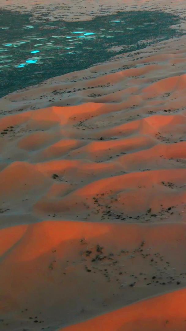 腾格里沙漠在夕阳下航拍视频的预览图
