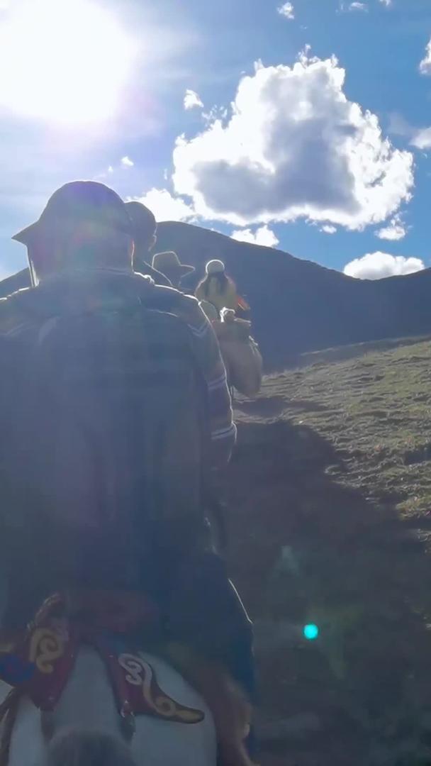 在烈日下骑马登山的马队第一视角拍摄视频的预览图