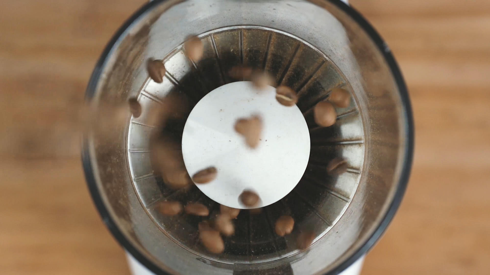 咖啡豆掉落磨豆机视频的预览图