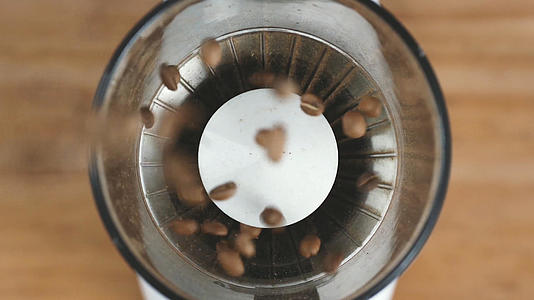咖啡豆掉落磨豆机视频的预览图