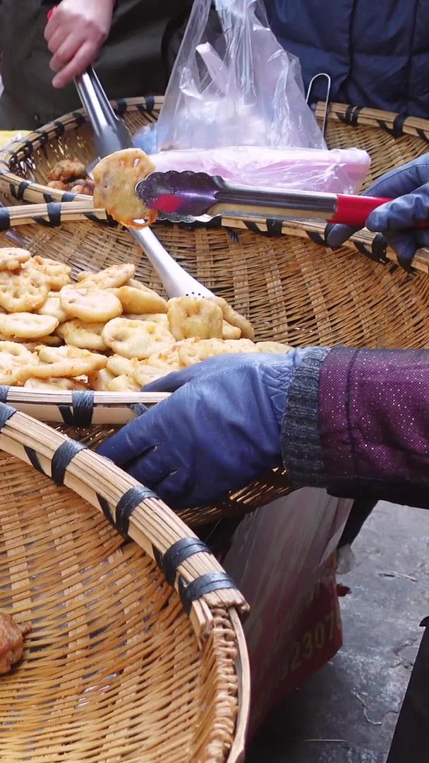 城市新年准备年货扎肉丸子材料视频的预览图