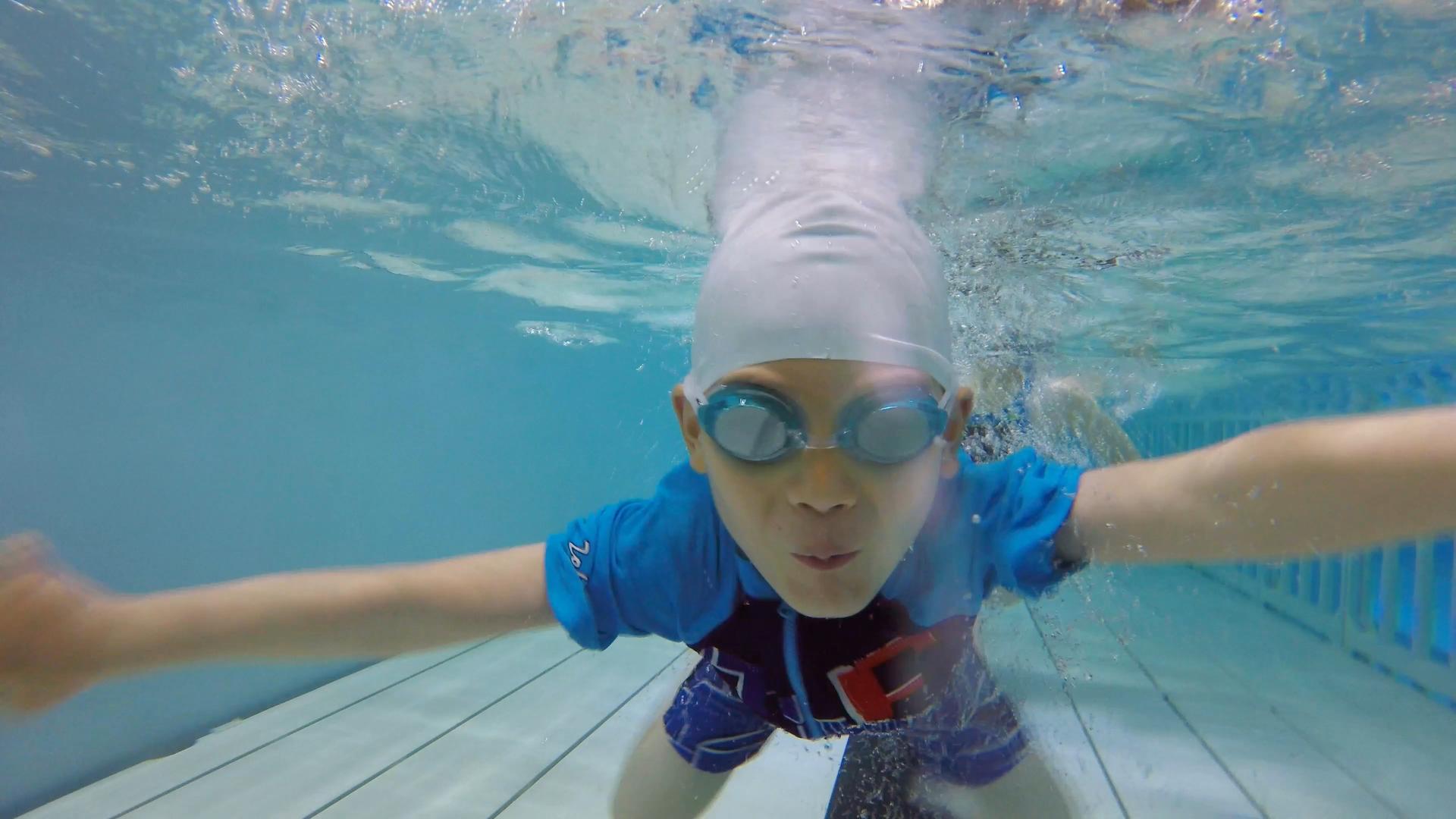 4K水下追逐的儿童视频的预览图