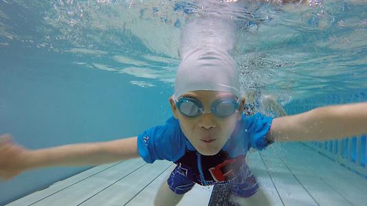 4K水下追逐的儿童视频的预览图