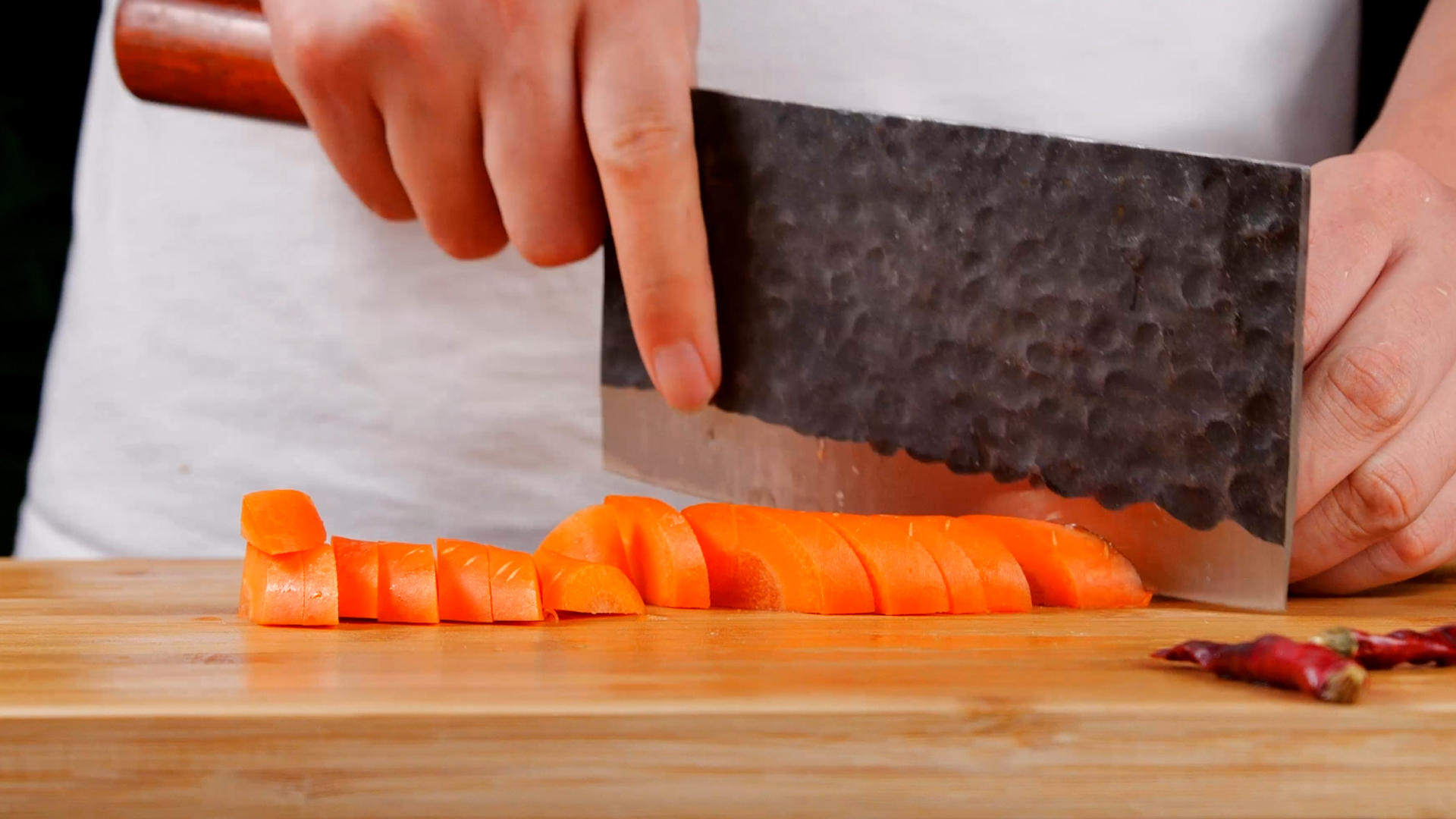 4k高清切胡萝卜切蔬菜视频的预览图
