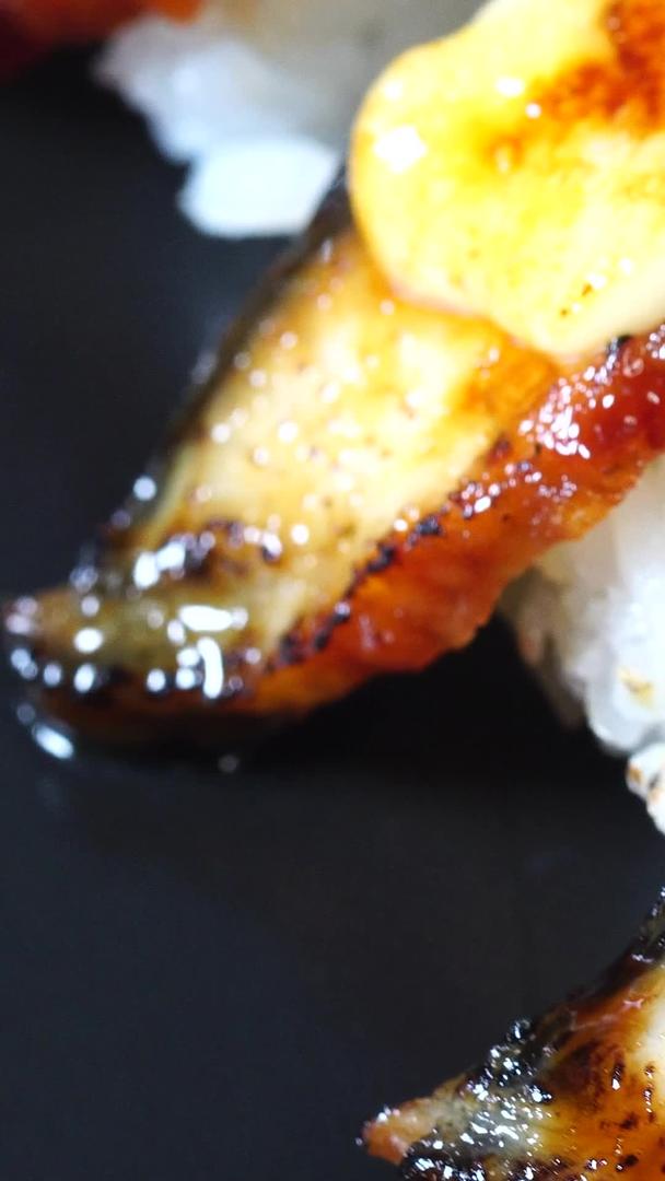 烤鳗鱼饭寿司美食摄影视频的预览图