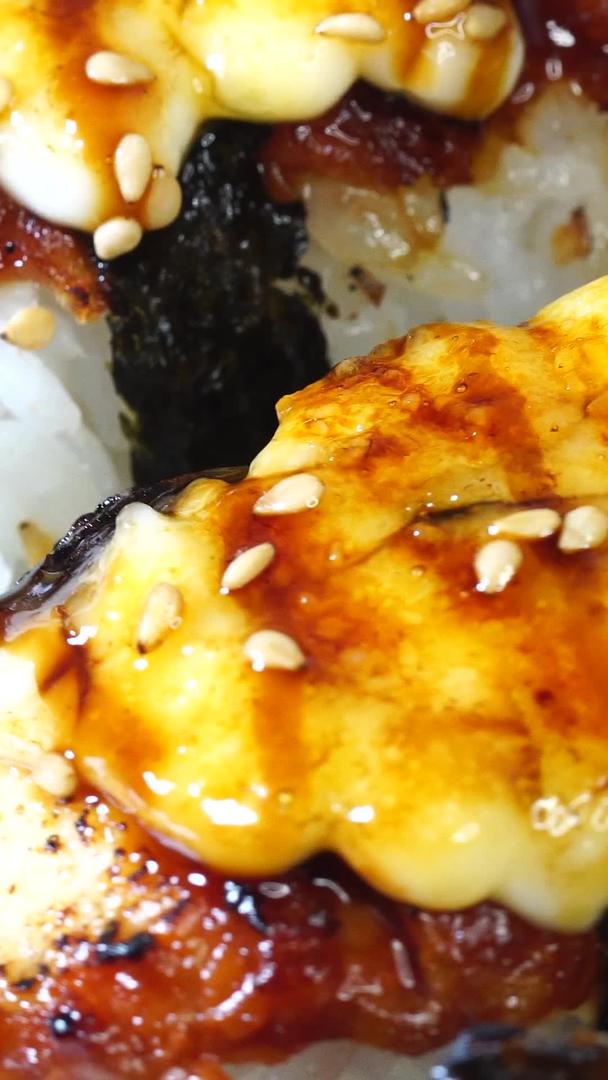 烤鳗鱼饭寿司美食摄影视频的预览图