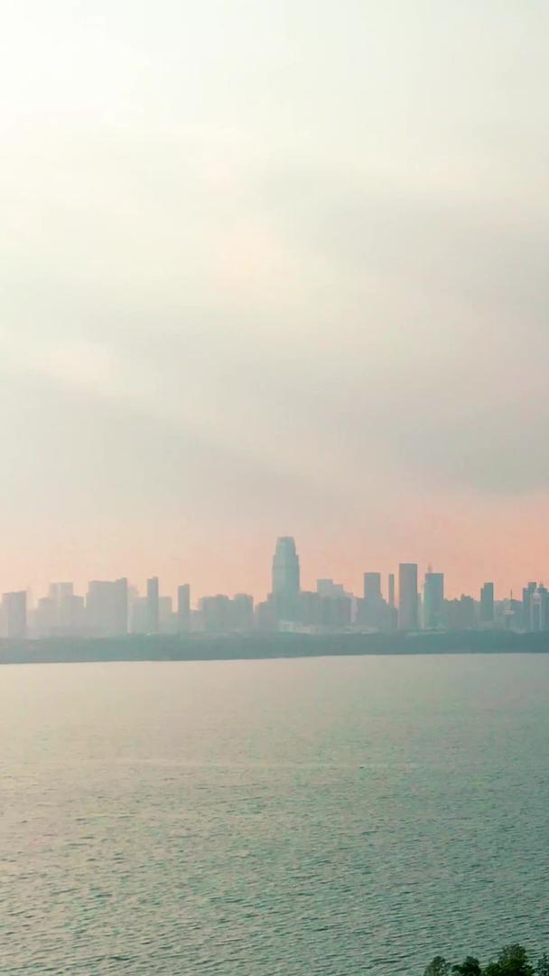 武汉东湖眼摩天轮大气航拍视频视频的预览图