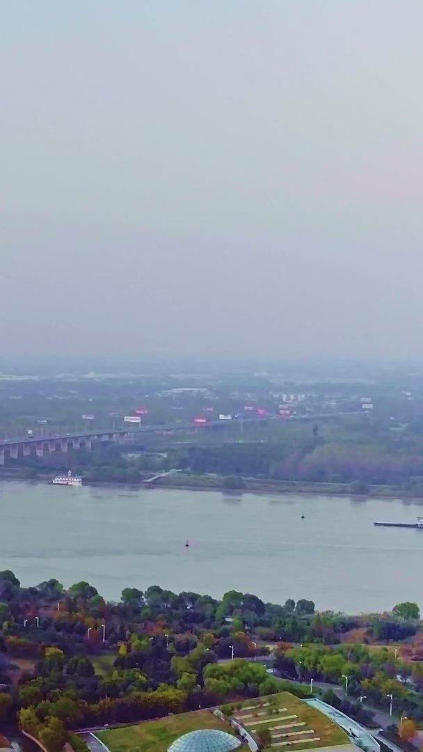 长江大桥天际航拍视频的预览图