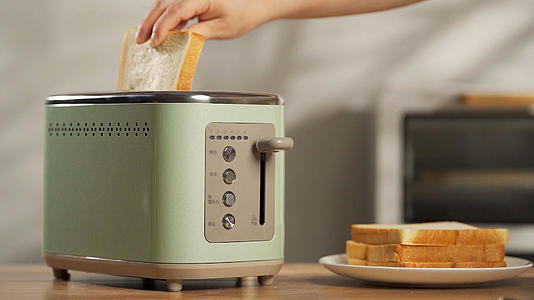 早餐烤面包吐司放入面包机视频的预览图
