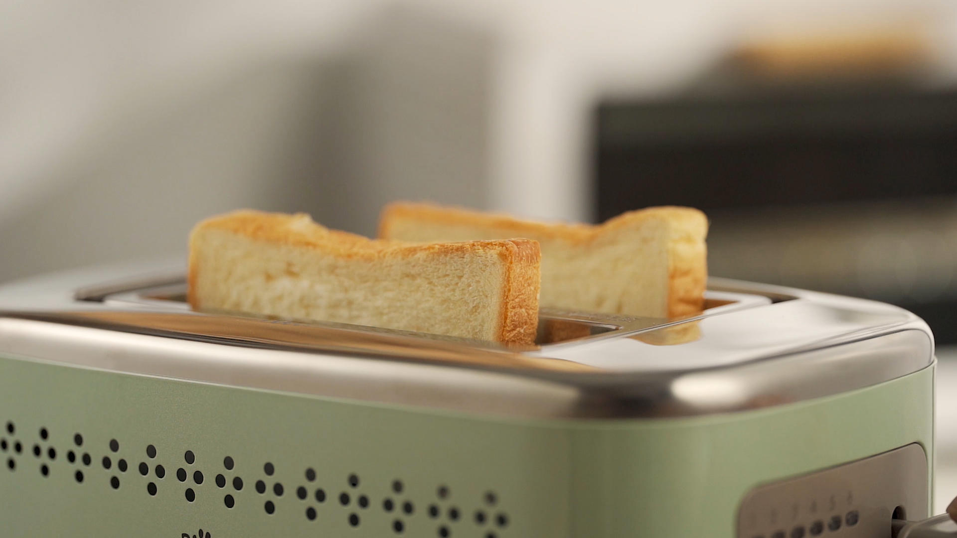 早餐烤面包吐司烤制并拿出视频的预览图