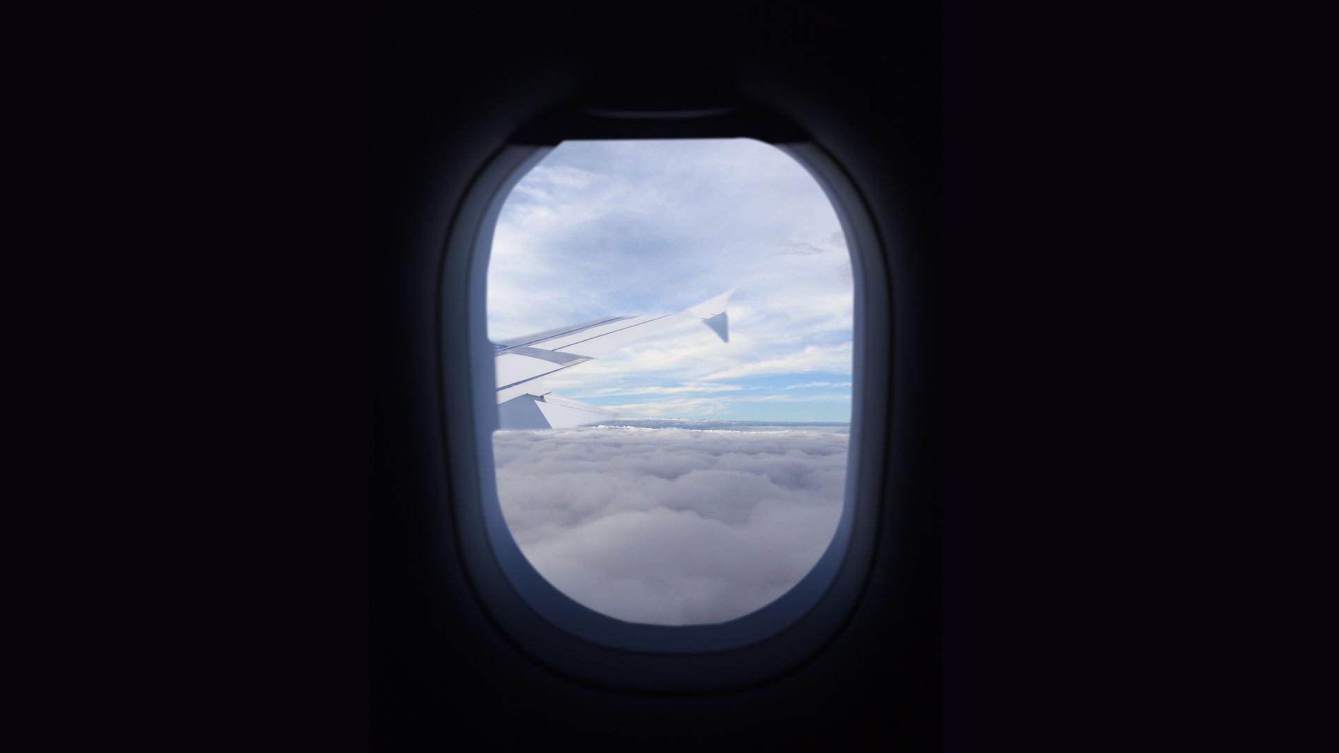 4k飞机窗外云海翻腾视频的预览图