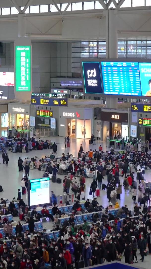 上海虹桥火车站旅客检票延迟视频的预览图
